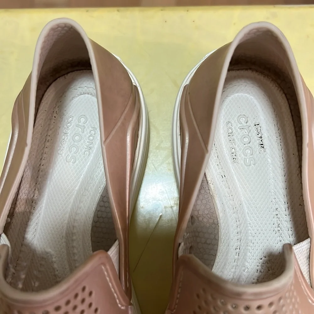 CROCS Children's Slip On Water Shoes Light Pink Size J2